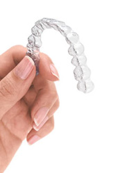 hand hält durchischtige Zahnschiene von Invisalign